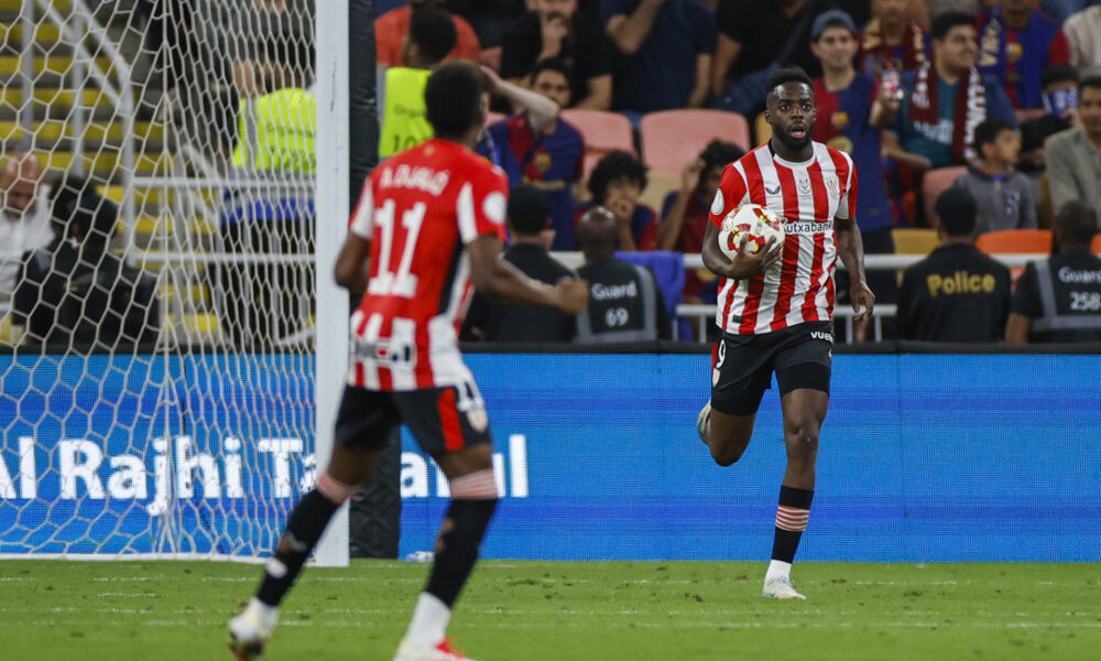 El delantero del Athletic Club Iñaki Williams (d) tras marcar el primer gol de su equipo, posteriormente anulado, durante el encuentro de semifinales de la Supercopa de España de fútbol que enfrenta este miércoles al FC Barcelona y al Athletic de Bilbao en el estadio Rey Abdullah de Yeda (Arabia Saudí). EFE/ Alberto Estévez