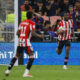 El delantero del Athletic Club Iñaki Williams (d) tras marcar el primer gol de su equipo, posteriormente anulado, durante el encuentro de semifinales de la Supercopa de España de fútbol que enfrenta este miércoles al FC Barcelona y al Athletic de Bilbao en el estadio Rey Abdullah de Yeda (Arabia Saudí). EFE/ Alberto Estévez