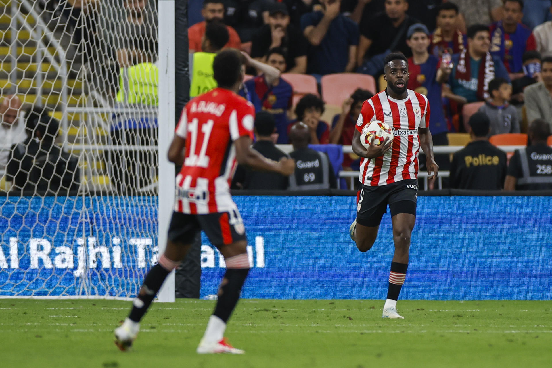 El delantero del Athletic Club Iñaki Williams (d) tras marcar el primer gol de su equipo, posteriormente anulado, durante el encuentro de semifinales de la Supercopa de España de fútbol que enfrenta este miércoles al FC Barcelona y al Athletic de Bilbao en el estadio Rey Abdullah de Yeda (Arabia Saudí). EFE/ Alberto Estévez