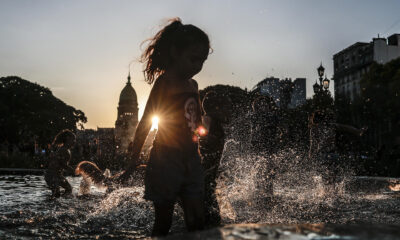 Fotografía de archivo de niños que se refrescan en una fuente en Buenos Aires (Argentina). EFE/ Juan Ignacio Roncoroni