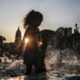 Fotografía de archivo de niños que se refrescan en una fuente en Buenos Aires (Argentina). EFE/ Juan Ignacio Roncoroni