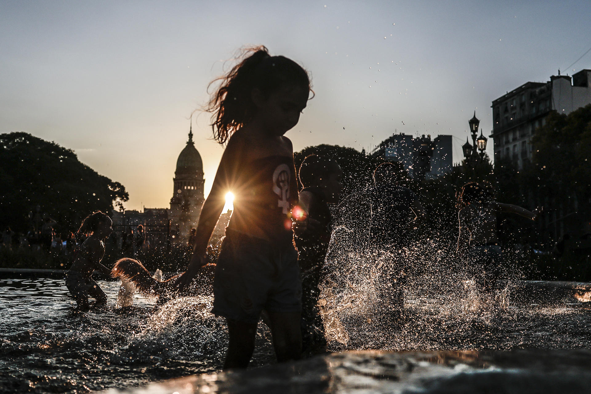 Fotografía de archivo de niños que se refrescan en una fuente en Buenos Aires (Argentina). EFE/ Juan Ignacio Roncoroni