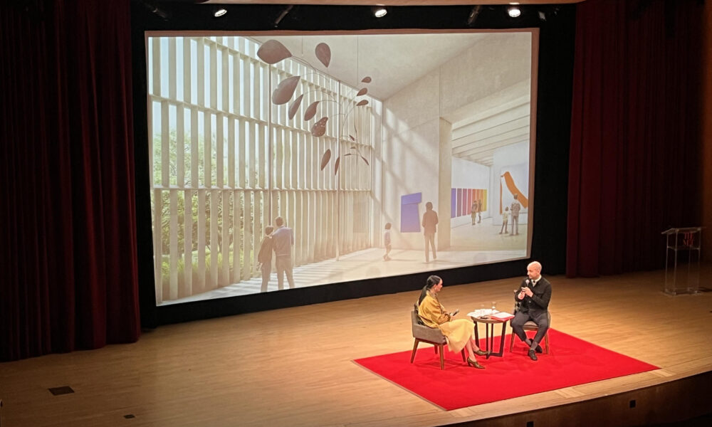 La arquitecta mexicana Frida Escobedo (i) habla junto al comisario jefe del departamento de arte moderno y contemporáneo del MET, David Breslin, durante una charla este martes en el Museo de Arte Metropolitano (MET) de Nueva York (EE.UU.). EFE/ Nora Quintanilla MÁXIMA CALIDAD DISPONIBLE