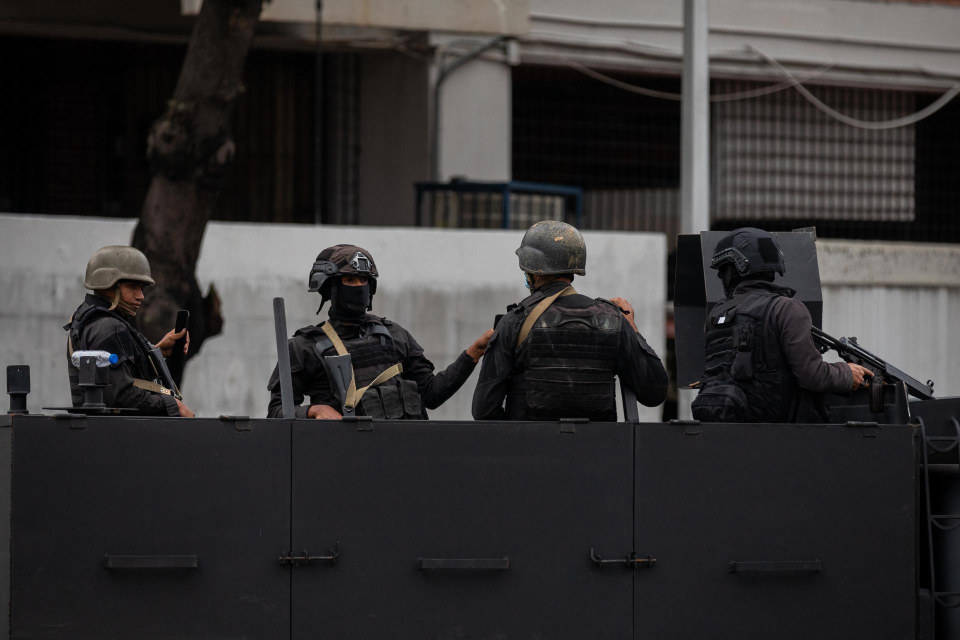 Fotografía de archivo de militares de la Dirección General de Contraingeligencia Militar (DGCIM) en una patrulla para entrar al barrio Cota 905 en Caracas (Venezuela). EFE/Rayner Peña R.