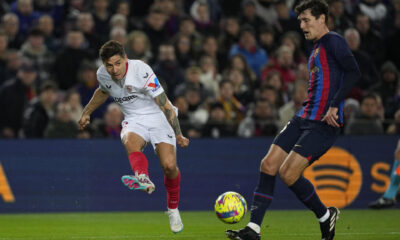 El defensa del FC Barcelona Andreas Christensen (d) defiende ante el argentino Gonzalo Montiel, en foto de archivo de Alejandro García. EFE