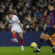 El defensa del FC Barcelona Andreas Christensen (d) defiende ante el argentino Gonzalo Montiel, en foto de archivo de Alejandro García. EFE