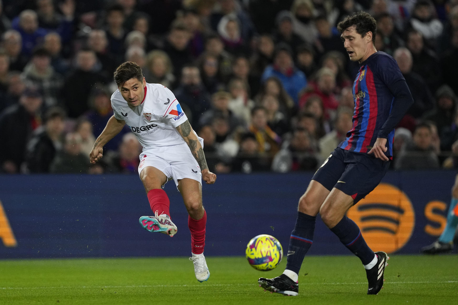 El defensa del FC Barcelona Andreas Christensen (d) defiende ante el argentino Gonzalo Montiel, en foto de archivo de Alejandro García. EFE