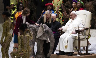 Los artistas de "CircÁfrica" ofrecen al papa un espectáculo de acrobacias, malabares y música en directo. EFE/EPA/ANGELO CARCONI