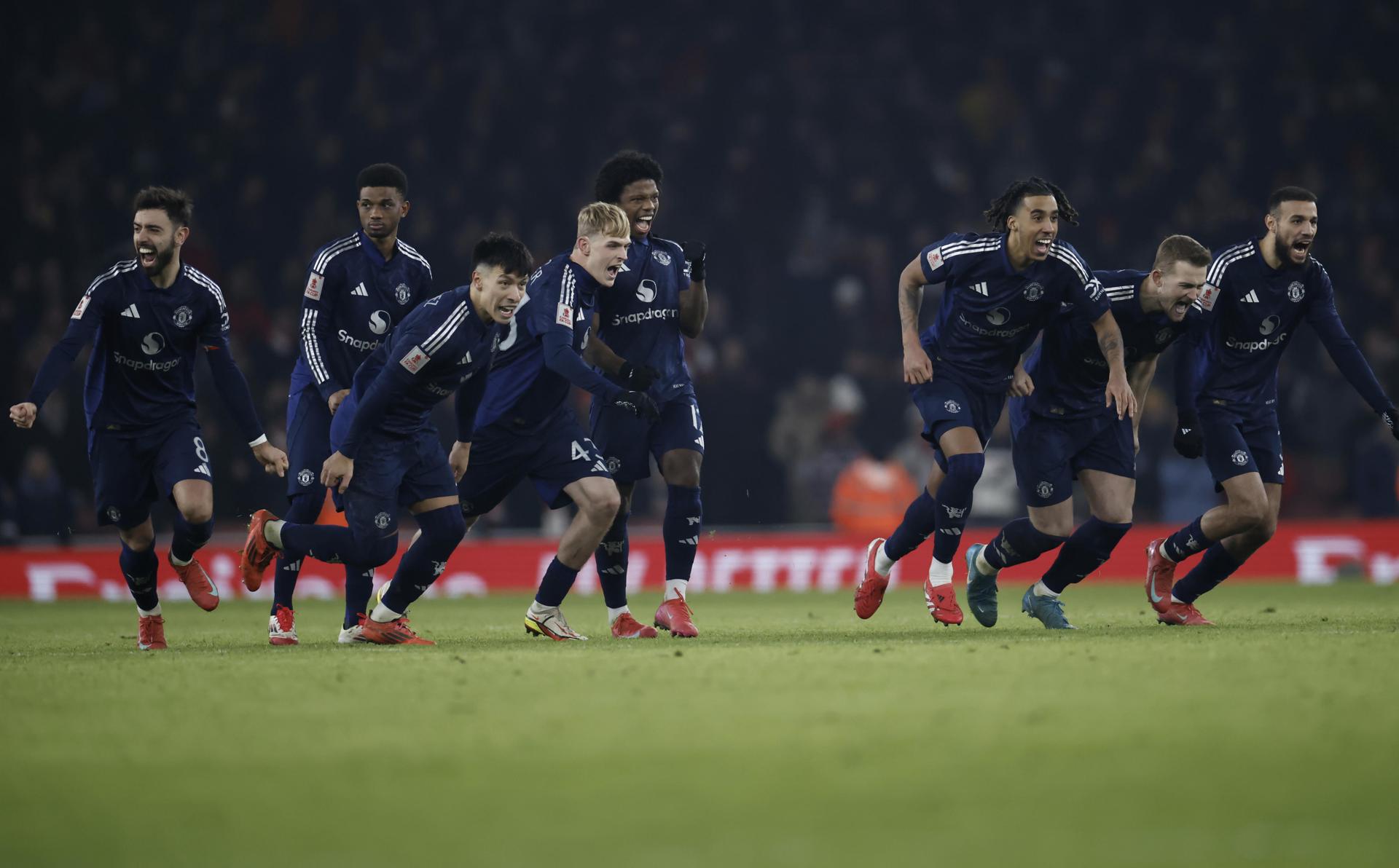 Los jugadores del United celebran el pase en la FA Cup a costa del Arsenal. EFE/EPA/TOLGA AKMEN