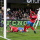 El centrocampista uruguayo del Real Madrid Fede Valverde (d) dispara en la jugada del primer gol ante de la Deportiva Minera durante el partido correspondiente a los dieciseisavos de final de la Copa del Rey, que están disputando este lunes en el estadio Cartagonova en Cartagena. EFE/Marcial Guillén