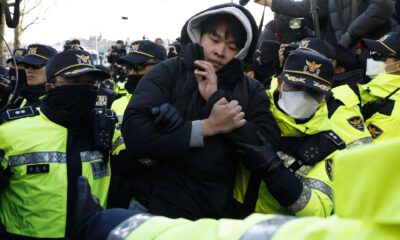 La policía detiene a seguidores del presidente surcoreano Yoon Suk Yeol, quienes se han congregado fuera de la residencia presidencial en un intento por evitar que los investigadores lleven a cabo una orden de arresto en su contra en Seúl, Corea del Sur, 02 de enero de 2025. 
 EFE/EPA/JEON HEON-KYUN