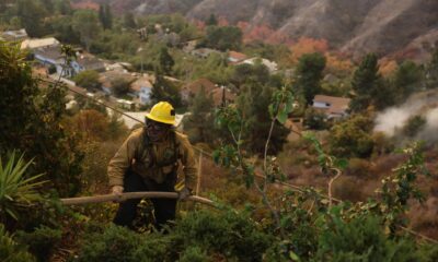 Un bombero trabaja entre la maleza para apagar el incendio forestal de Palisades en Los Ángeles, California (EE.UU.). EFE/ALLISON DINNER