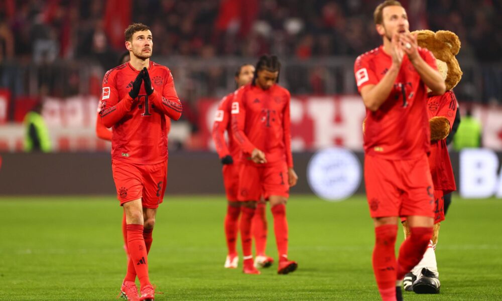 Los jugadores del Bayern Leon Goretzka (I) y Harry Kane agredecen el apoyo de au afición tras el partido de la Bundesliga que han jugado Bayern Munich y Wolfsburg en Múnich, Alemania. EFE/EPA/ANNA SZILAGYI