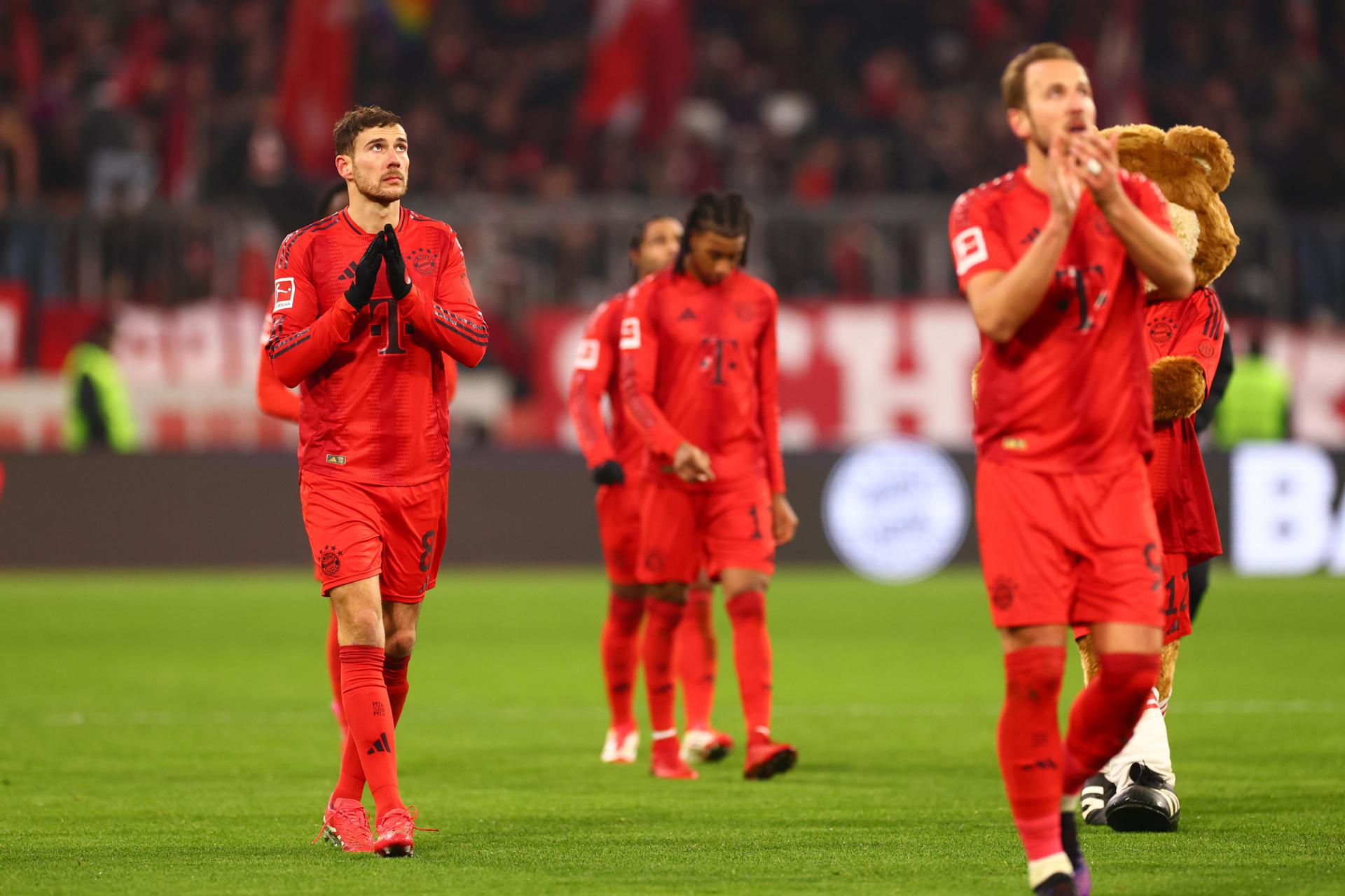 Los jugadores del Bayern Leon Goretzka (I) y Harry Kane agredecen el apoyo de au afición tras el partido de la Bundesliga que han jugado Bayern Munich y Wolfsburg en Múnich, Alemania. EFE/EPA/ANNA SZILAGYI