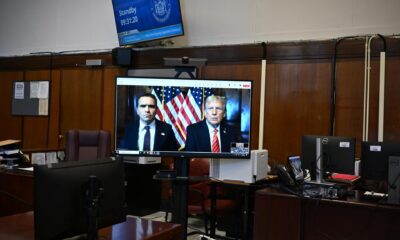 El expresidente estadounidense y presidente electo Donald Trump (derecha) y su abogado Todd Blanche aparecen en una pantalla de forma remota para la audiencia de sentencia frente al juez del estado de Nueva York Juan Merchan. EFE/Angela Weiss