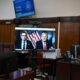 El expresidente estadounidense y presidente electo Donald Trump (derecha) y su abogado Todd Blanche aparecen en una pantalla de forma remota para la audiencia de sentencia frente al juez del estado de Nueva York Juan Merchan. EFE/Angela Weiss