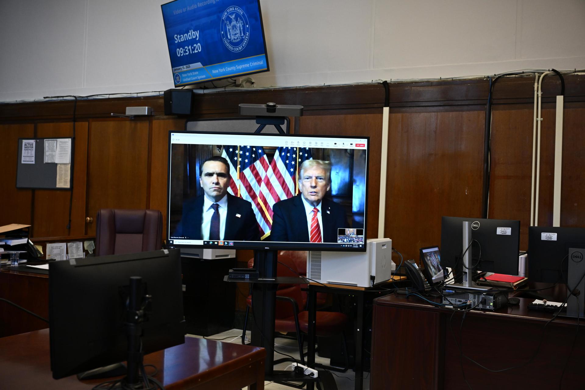 El expresidente estadounidense y presidente electo Donald Trump (derecha) y su abogado Todd Blanche aparecen en una pantalla de forma remota para la audiencia de sentencia frente al juez del estado de Nueva York Juan Merchan. EFE/Angela Weiss