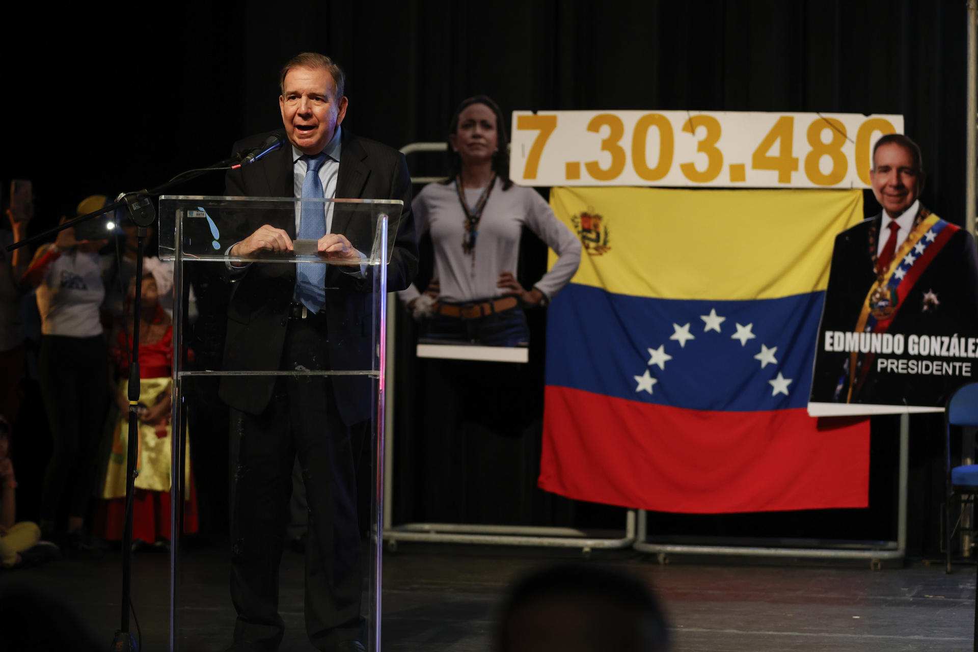 El líder opositor venezolano Edmundo González Urrutia habla frente a simpatizantes en una concentración de apoyo este miércoles, en el Centro de Convenciones Atlántico Pacífico en la Ciudad de Panamá (Panamá). EFE/ Bienvenido Velasco