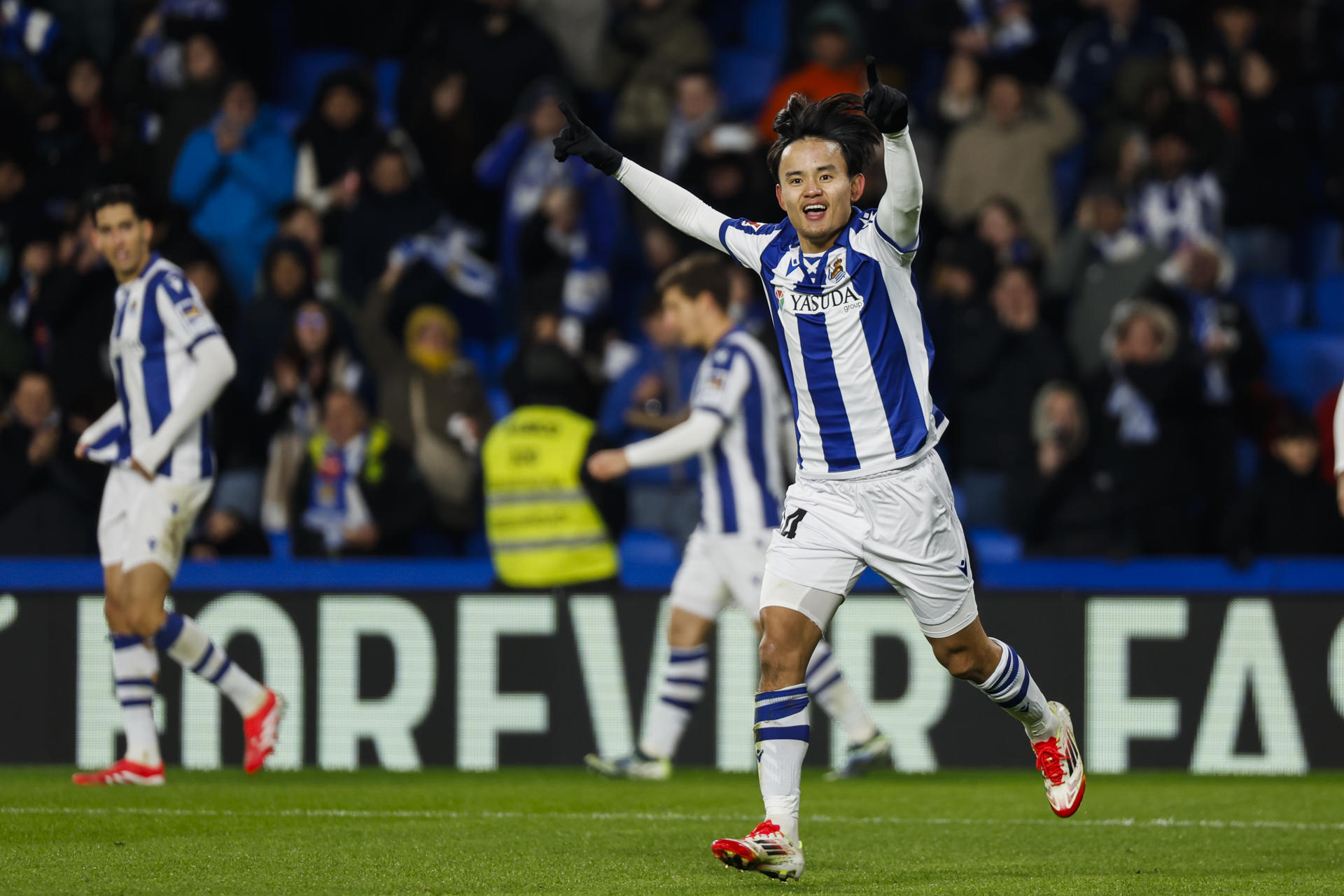 El centrocampista japonés de la Real Sociedad Takefusa Kubo celebra su gol durante el encuentro correspondiente a la jornada 19 de LaLiga EA Sports que Real Sociedad y Villarreal disputan hoy lunes en el estadio de Anoeta, en San Sebastián. EFE / Juan Herrero.