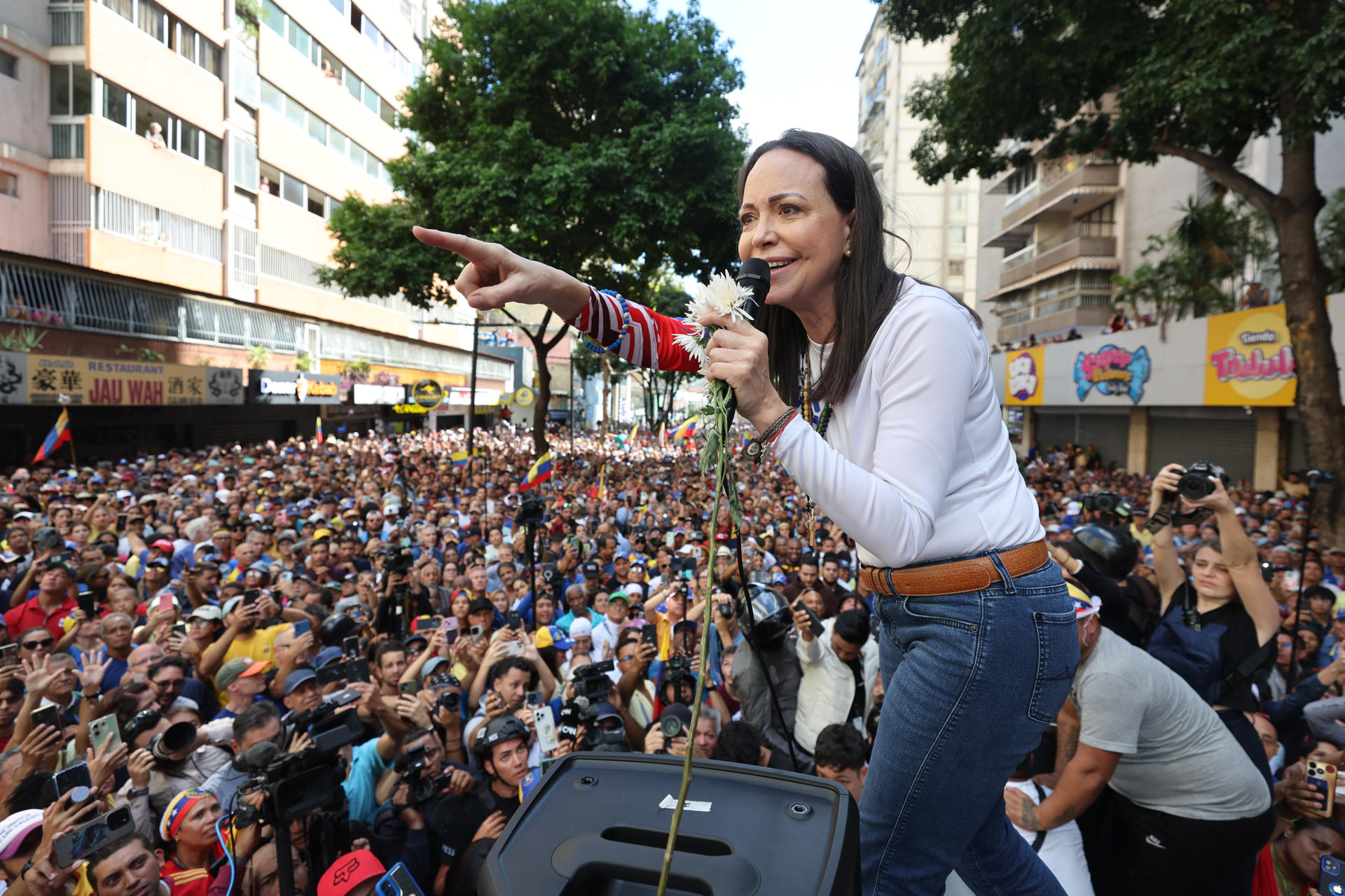 La líder antichavista María Corina Machado pronuncia un discurso este jueves, en una manifestación en Caracas (Venezuela). EFE/ Miguel Gutiérrez