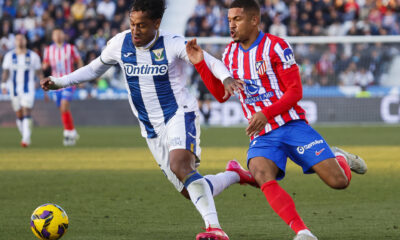 El extremo del Atlético de Madrid Samu Lino (d) disputa un balón con el defensa del Leganés Renato Tapia (i) durante el partido de LaLiga EA Sports entre CD Leganés y Atlético de Madrid, este sábado en el Estadio Municipal Butarque de Madrid. EFE/ Sergio Pérez