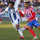 El extremo del Atlético de Madrid Samu Lino (d) disputa un balón con el defensa del Leganés Renato Tapia (i) durante el partido de LaLiga EA Sports entre CD Leganés y Atlético de Madrid, este sábado en el Estadio Municipal Butarque de Madrid. EFE/ Sergio Pérez