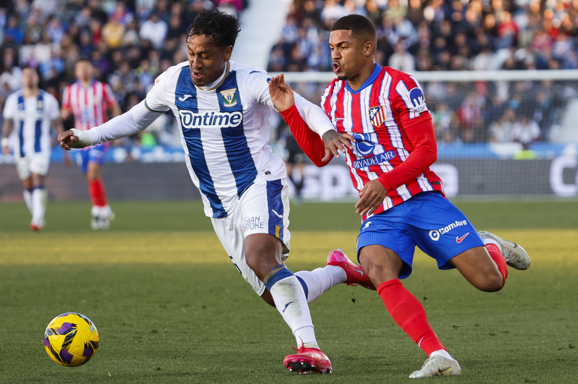 El extremo del Atlético de Madrid Samu Lino (d) disputa un balón con el defensa del Leganés Renato Tapia (i) durante el partido de LaLiga EA Sports entre CD Leganés y Atlético de Madrid, este sábado en el Estadio Municipal Butarque de Madrid. EFE/ Sergio Pérez