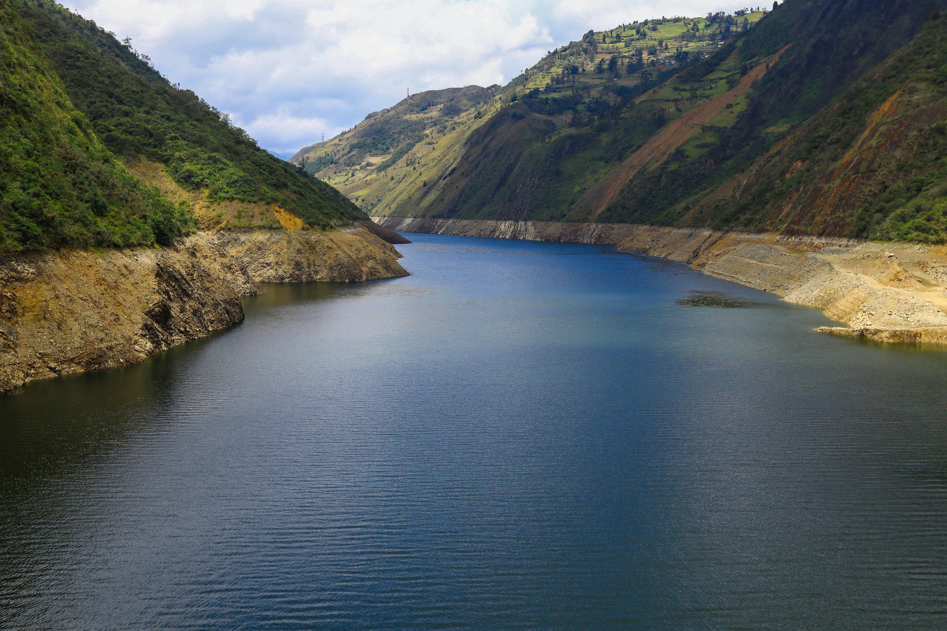 Fotografía del embalse Mazar este martes, en Sevilla de Oro (Ecuador). EFE/ Robert Puglla