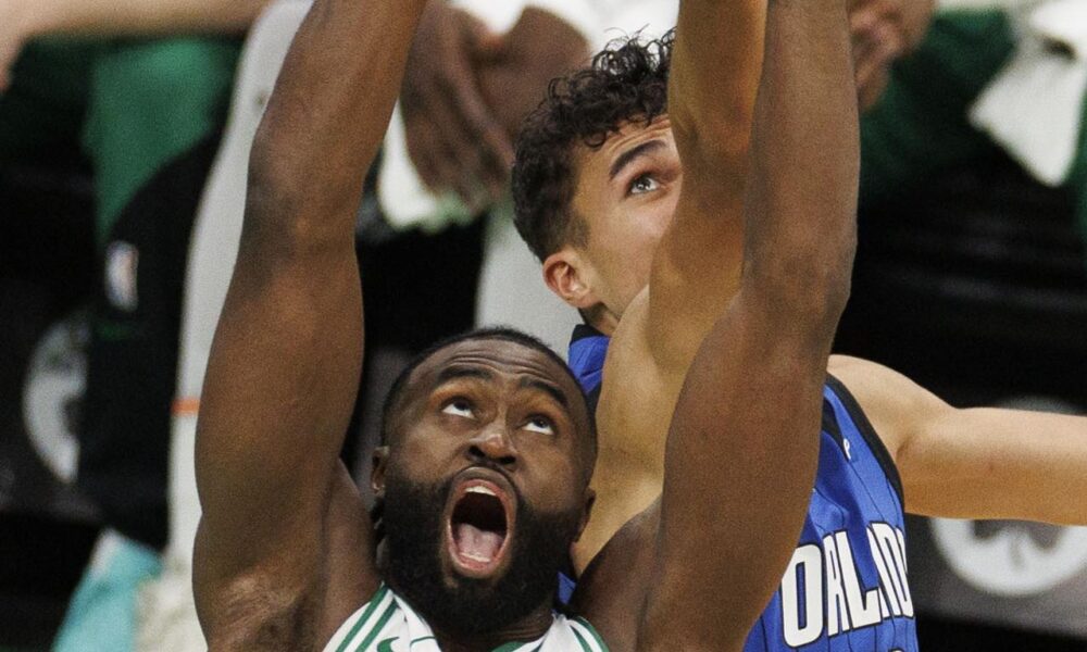 El escolta de los Boston Celtics, Jaylen Brown (d) se exige a fondo para bajar un balón que también pretende el alero de los Orlando Magic, Tristan da Silva (d), durante el partido jugado este viernes en Boston (Massachusetts), que los locales ganaron por 121-94. EFE/EPA/CJ GUNTHER