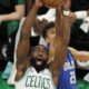 El escolta de los Boston Celtics, Jaylen Brown (d) se exige a fondo para bajar un balón que también pretende el alero de los Orlando Magic, Tristan da Silva (d), durante el partido jugado este viernes en Boston (Massachusetts), que los locales ganaron por 121-94. EFE/EPA/CJ GUNTHER