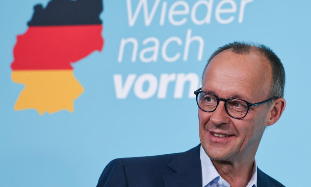 El líder conservador alemán y favorito de las encuestas para las elecciones del 23 de febrero, Friedrich Merz, durante una conferencia de prensa en Hamburgo tras la reunión celebrada en esa ciudad por la Ejecutiva de la Unión Democristiana (CDU). EFE/EPA/Hannibal Hanschke