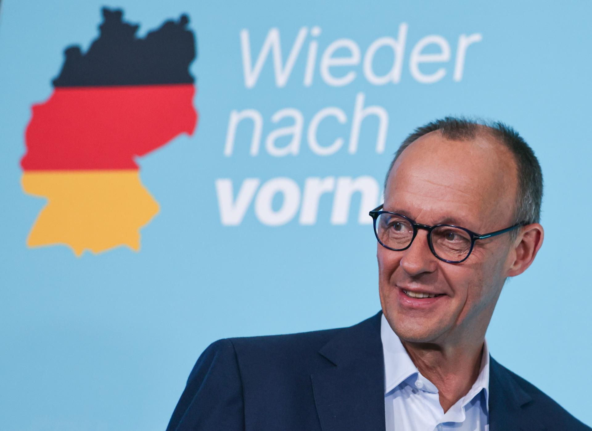 El líder conservador alemán y favorito de las encuestas para las elecciones del 23 de febrero, Friedrich Merz, durante una conferencia de prensa en Hamburgo tras la reunión celebrada en esa ciudad por la Ejecutiva de la Unión Democristiana (CDU). EFE/EPA/Hannibal Hanschke