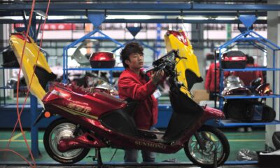 Un trabajador coloca una pieza en una fábrica de motos en Wuhan, China. EFE/SHEPHERD ZHOU