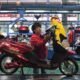 Un trabajador coloca una pieza en una fábrica de motos en Wuhan, China. EFE/SHEPHERD ZHOU