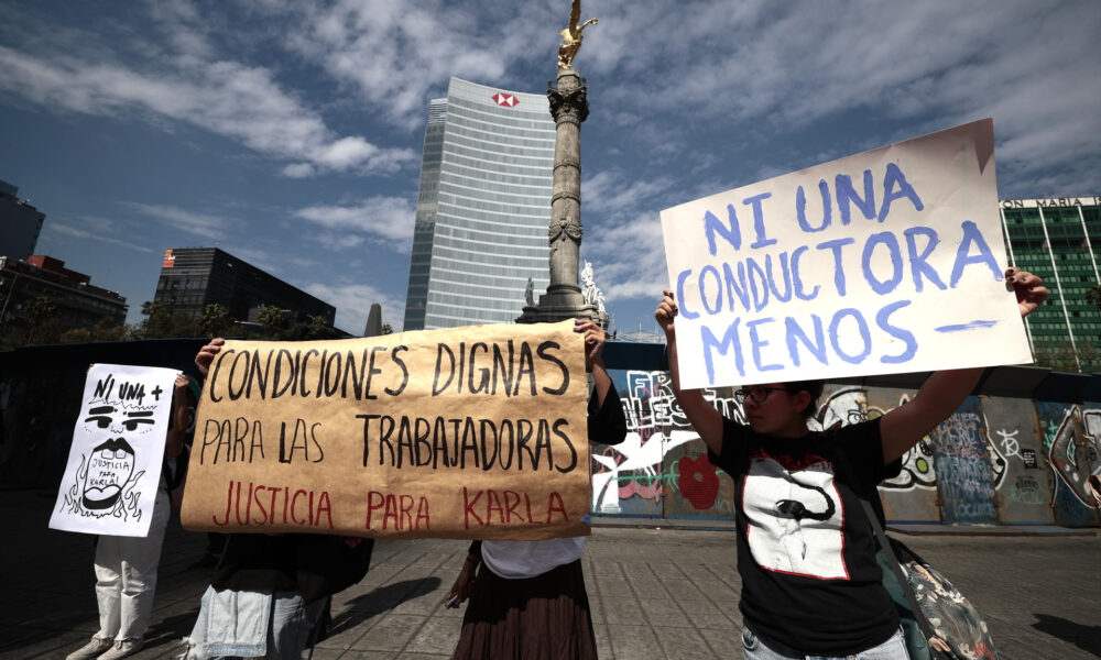 Varias personas protestan para exigir justicia por Karla Patricia Cortés, una conductora de taxi de aplicación Uber asesinada en diciembre de un disparo en la cabeza mientras trabaja, este lunes en Ciudad de México (México). EFE/ José Méndez