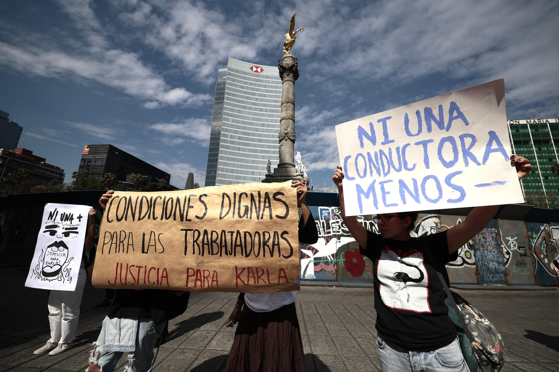 Varias personas protestan para exigir justicia por Karla Patricia Cortés, una conductora de taxi de aplicación Uber asesinada en diciembre de un disparo en la cabeza mientras trabaja, este lunes en Ciudad de México (México). EFE/ José Méndez