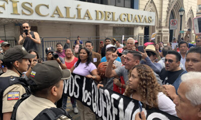 Fotografía del 23 de diciembre de 2024 en donde se ven familiares de los menores desaparecidos acompañados de integrantes de organizaciones de derechos humanos, que se manifiestan afuera de la Fiscalía Provincial del Guayas, en Guayaquil (Ecuador). EFE/Cristina Bazán