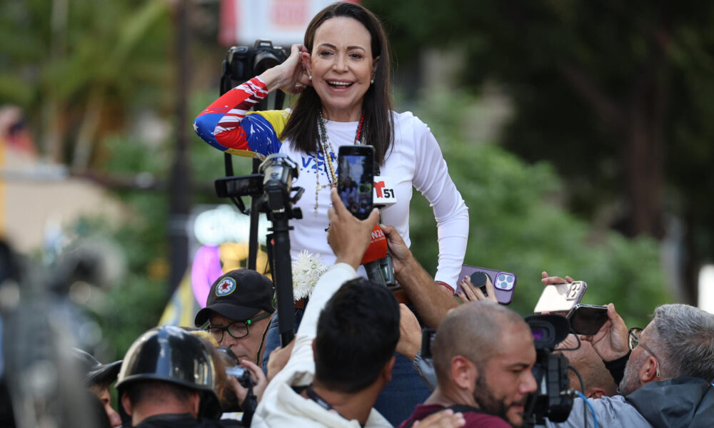 La líder antichavista María Corina Machado da declaraciones a la prensa este jueves, en una manifestación en Caracas (Venezuela). EFE/ Miguel Gutiérrez