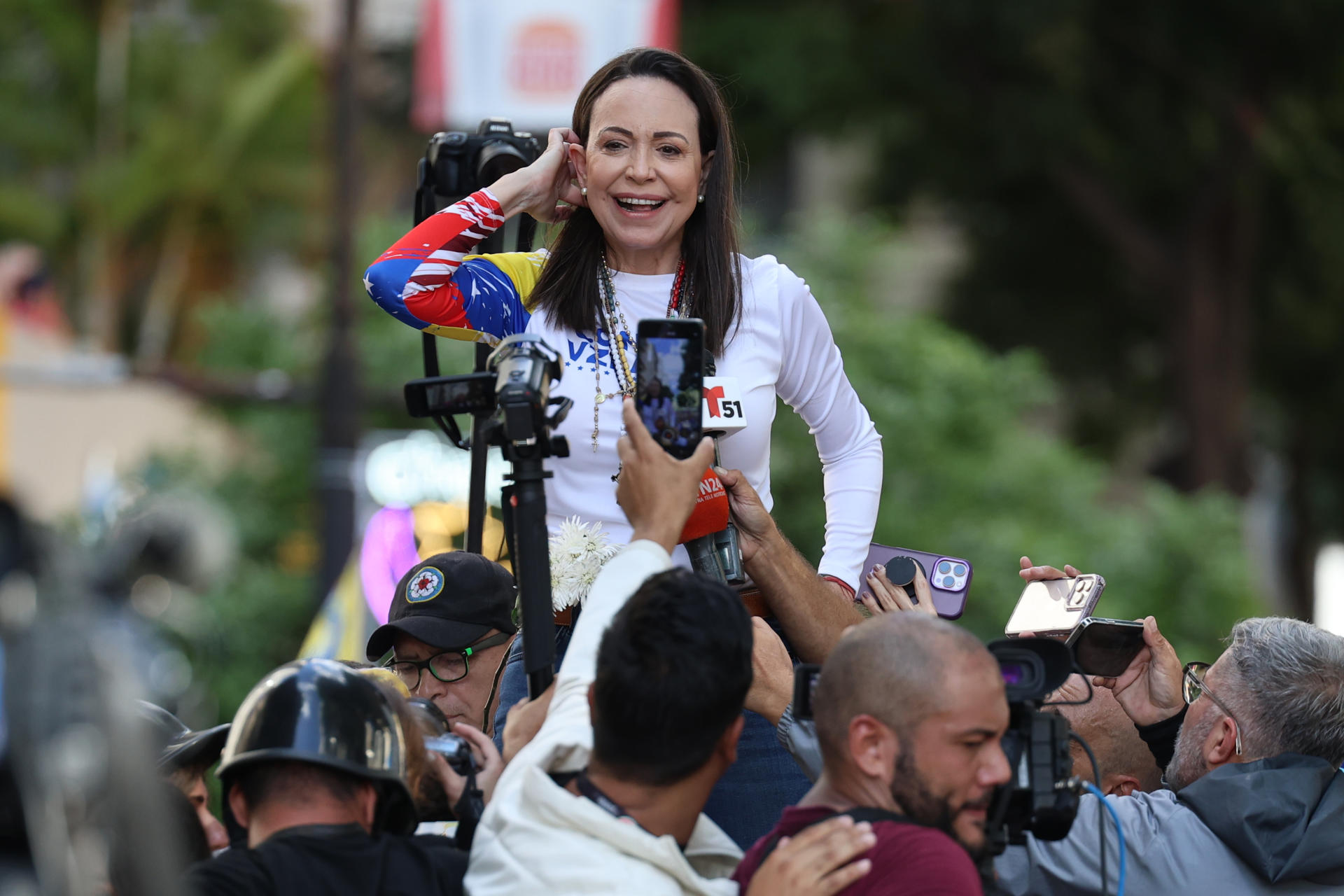 La líder antichavista María Corina Machado da declaraciones a la prensa este jueves, en una manifestación en Caracas (Venezuela). EFE/ Miguel Gutiérrez