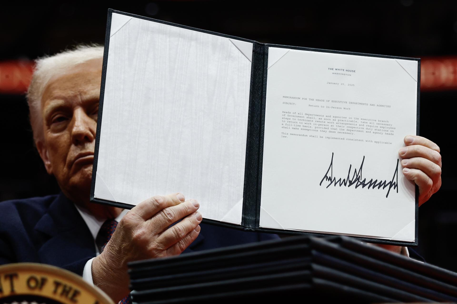 El presidente de EE.UU., Donald Trump, firma nuevos decretos en Washington (EE.UU.). EFE/EPA/ANNA MONEYMAKER / POOL