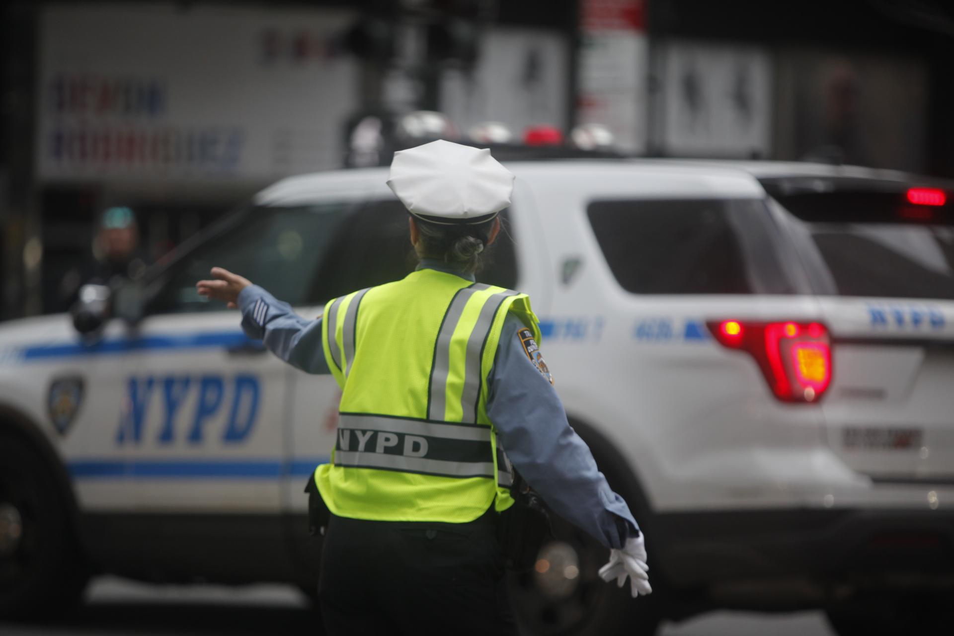 Imagen de archivo de una agente de policía en Nueva York (EE. UU). EFE/ Carlos Lemos