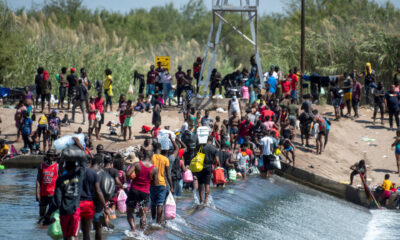 Fotografía de archivo del 18 de septiembre de 2021 de migrantes haitianos cruzando el Río Bravo rumbo a Estados Unidos, en Ciudad Acuña, estado de Coahuila (México). EFE/Miguel Sierra