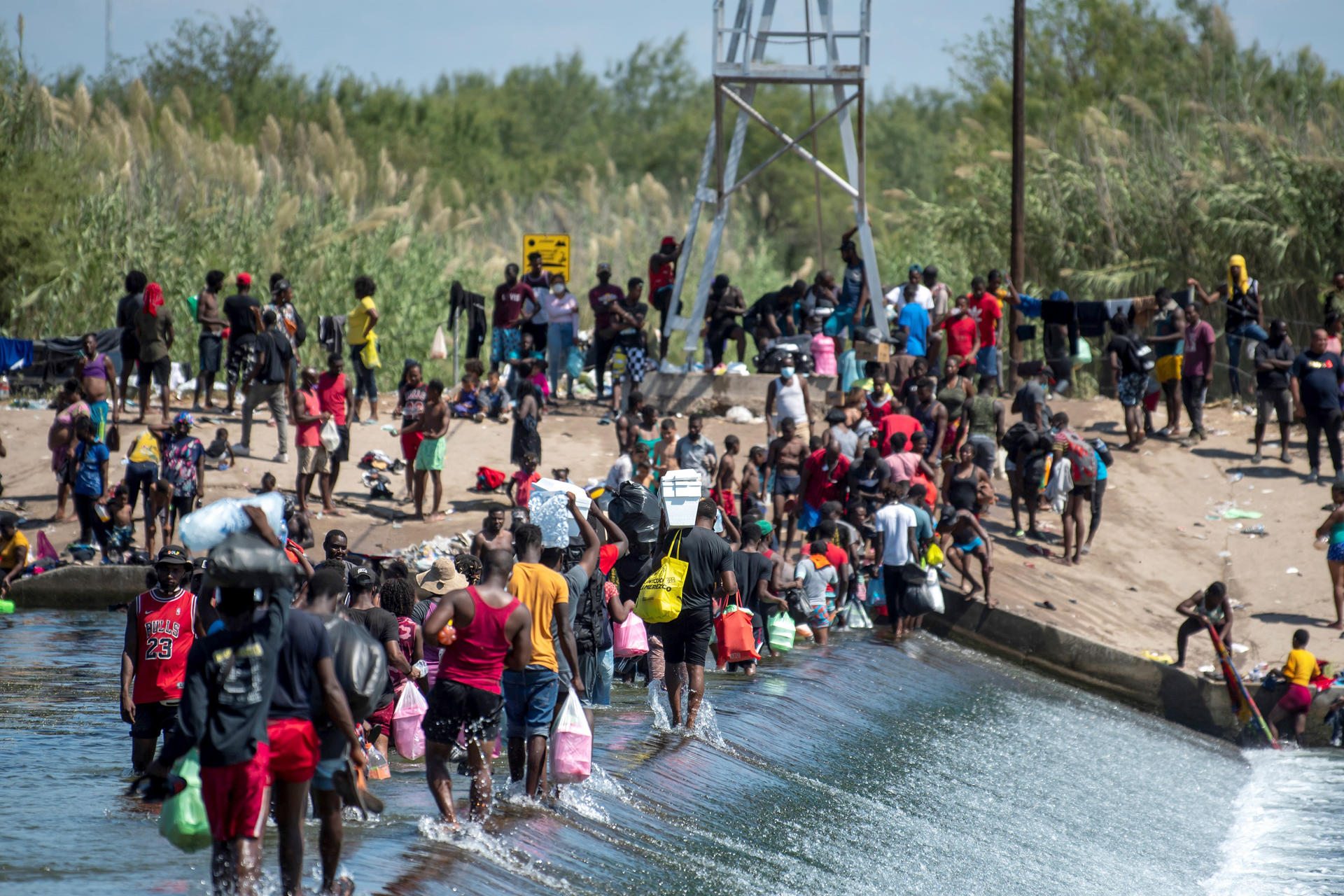 Fotografía de archivo del 18 de septiembre de 2021 de migrantes haitianos cruzando el Río Bravo rumbo a Estados Unidos, en Ciudad Acuña, estado de Coahuila (México). EFE/Miguel Sierra