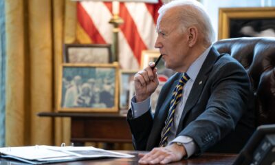 El presidente de Estados Unidos, Joe Biden, observa mientras convoca a funcionarios para una reunión informativa sobre la respuesta federal a los incendios forestales en Los Ángeles en la Oficina Oval de la Casa Blanca en Washington DC, el 10 de enero de 2025. EFE/EPA/Leigh Vogel / POOL