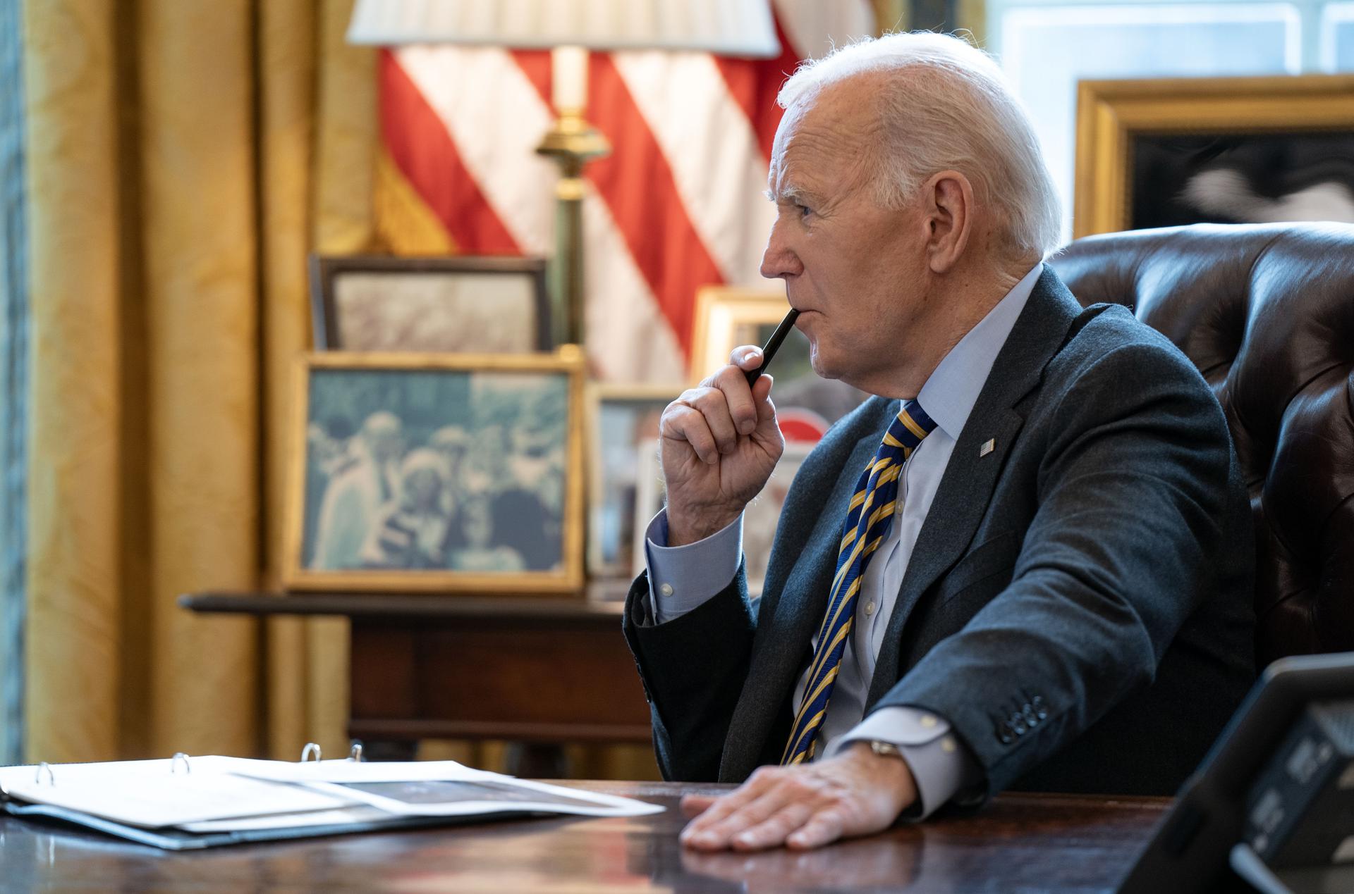 El presidente de Estados Unidos, Joe Biden, observa mientras convoca a funcionarios para una reunión informativa sobre la respuesta federal a los incendios forestales en Los Ángeles en la Oficina Oval de la Casa Blanca en Washington DC, el 10 de enero de 2025. EFE/EPA/Leigh Vogel / POOL