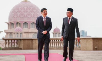 El primer ministro de Singapur, Lawrence Wong camina con su homólogo malasio, Anwar Ibrahim en Putrajaya. EFE/EPA/VINCENT THIAN / POOL