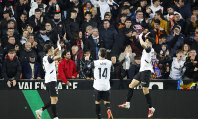 El delantero del Valencia Hugo Duro (i) celebra con sus compañeros tras marcar ante la Real Sociedad, durante el partido de la jornada 20 de LaLiga EA Sports que Valencia CF y Real Sociedad disputaron en el estadio de Mestalla. EFE/Ana Escobar