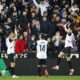 El delantero del Valencia Hugo Duro (i) celebra con sus compañeros tras marcar ante la Real Sociedad, durante el partido de la jornada 20 de LaLiga EA Sports que Valencia CF y Real Sociedad disputaron en el estadio de Mestalla. EFE/Ana Escobar