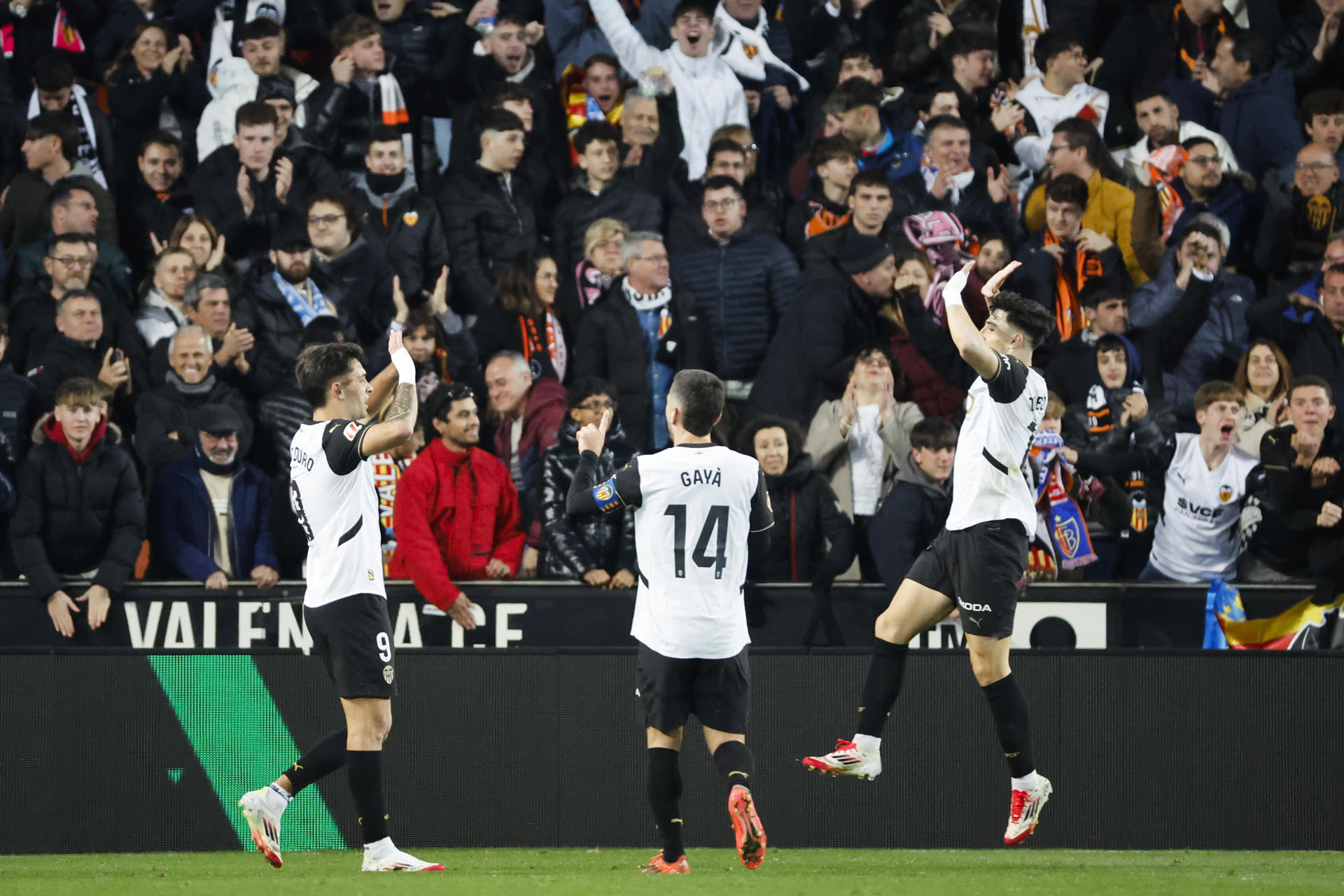 El delantero del Valencia Hugo Duro (i) celebra con sus compañeros tras marcar ante la Real Sociedad, durante el partido de la jornada 20 de LaLiga EA Sports que Valencia CF y Real Sociedad disputaron en el estadio de Mestalla. EFE/Ana Escobar