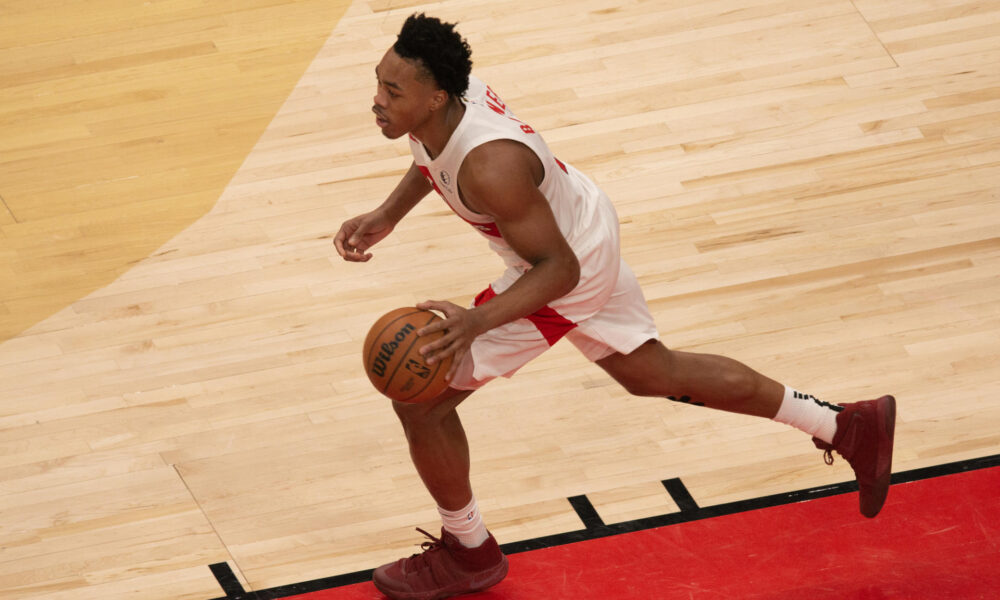 Scottie Barnes, de los Toronto Raptors, avanza con el balón durante el partido que ganaron este lunes por 104-101 a los Golden State Warriors en el Scotiabank Arena en Toronto. EFE/ Julio César Rivas